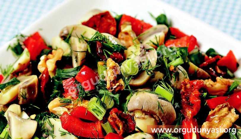 Kırmızı Biberli Mantar Salatası Tarifi